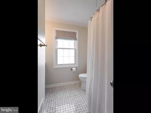 Bath - 125 Clover Hill Ln, Wayne, PA 19087 photo 4 of 7