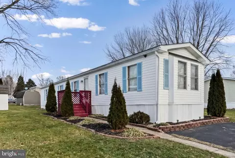 11 Creekside Dr, West Grove, PA 19390