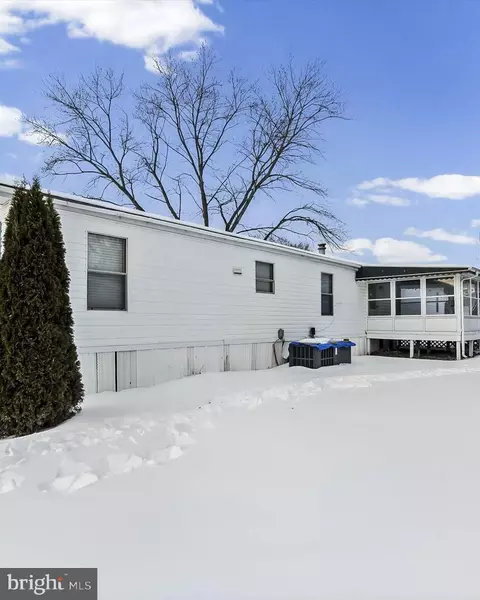 11 Creekside Dr, West Grove, PA 19390