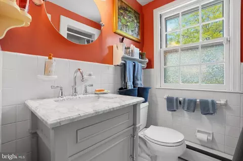 Bath - 647 Fernfield Cir, Wayne, PA 19087 photo 3 of 4