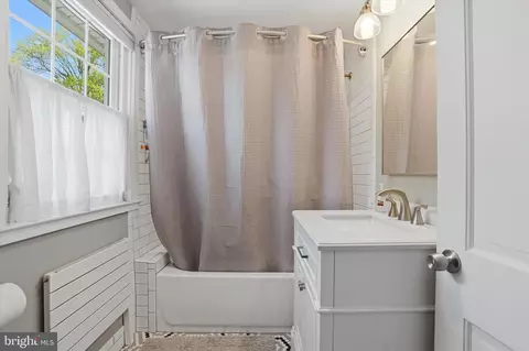 Bath - 647 Fernfield Cir, Wayne, PA 19087 photo 2 of 4