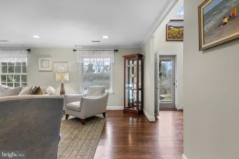 Entry Way - 152 Hunters Ln, Devon, PA 19333 photo 3 of 9