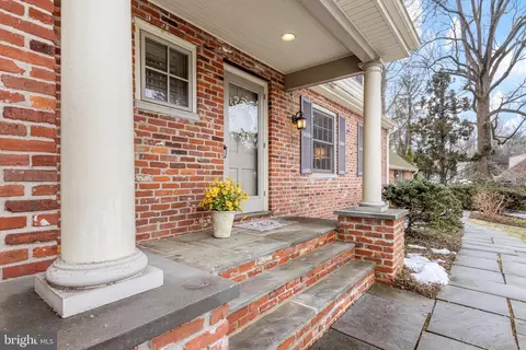 Exterior - 152 Hunters Ln, Devon, PA 19333 photo 5 of 8