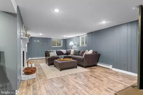 Living - 152 Hunters Ln, Devon, PA 19333 photo 3 of 3