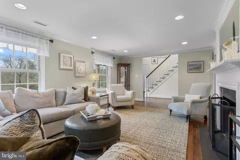 Living - 152 Hunters Ln, Devon, PA 19333 photo 2 of 3