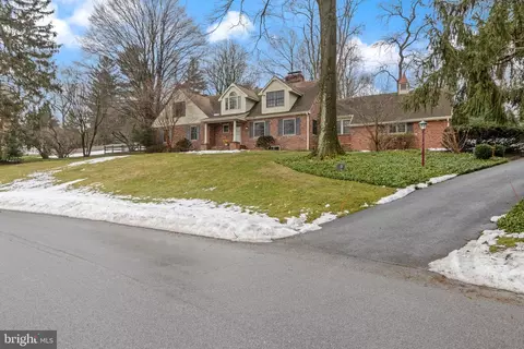 Exterior - 152 Hunters Ln, Devon, PA 19333 photo 4 of 8