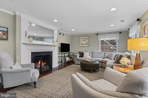 Living - 152 Hunters Ln, Devon, PA 19333 photo 1 of 3