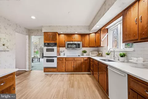 Kitchen - 634 Twin Bridge Dr, Wayne, PA 19087 photo 2 of 3