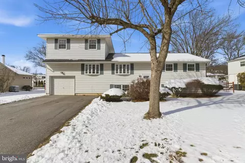 405 Sunset Dr, Downingtown, PA 19335