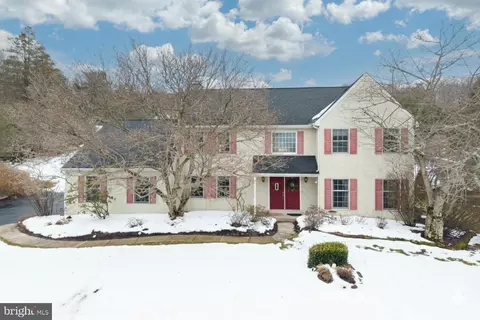35 Oakwood Ln, Phoenixville, PA 19460
