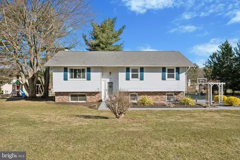 210 Valley Green Dr, Coatesville, PA 19320