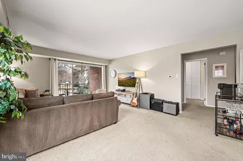 Living - 275 Drummers Ln #275, Wayne, PA 19087 photo 1 of 2