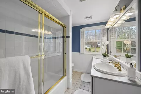 Bath - 596 Tanglewood Ln, Devon, PA 19333 photo 7 of 8