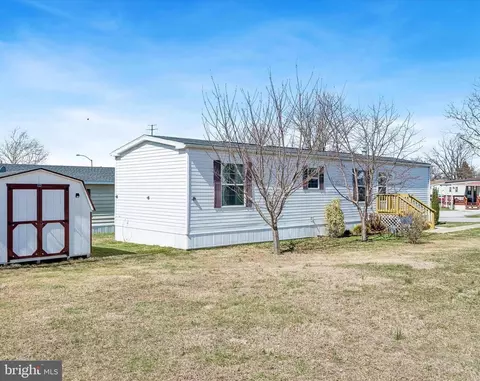 8 Hilltop Dr, West Grove, PA 19390