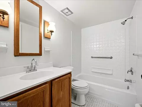 Bath - 421 Drummers Ln #421, Wayne, PA 19087 photo 1 of 4