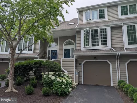 39 Cabot Dr, Chesterbrook, PA 19087