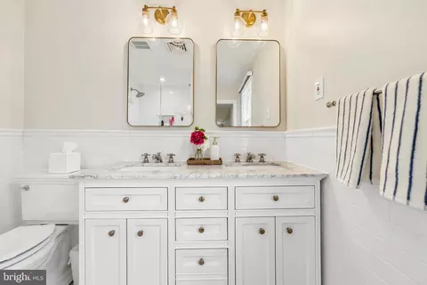 Bath - 566 Upper Weadley Rd, Wayne, PA 19087 photo 2 of 7