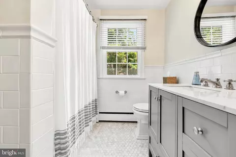 Bath - 566 Upper Weadley Rd, Wayne, PA 19087 photo 6 of 7
