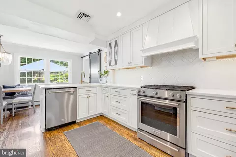 Kitchen - 566 Upper Weadley Rd, Wayne, PA 19087 photo 2 of 3