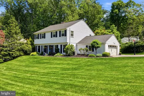 Exterior - 566 Upper Weadley Rd, Wayne, PA 19087 photo 2 of 7
