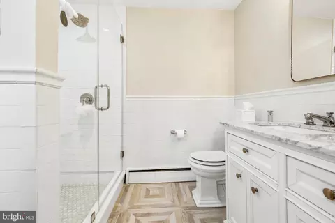 Bath - 566 Upper Weadley Rd, Wayne, PA 19087 photo 4 of 7