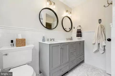 Bath - 566 Upper Weadley Rd, Wayne, PA 19087 photo 5 of 7