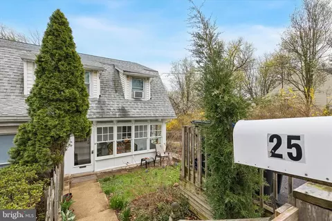 25 Woodbine Ave, Paoli, PA 19301