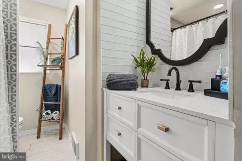 Bath - 443 Woodcrest Rd, Wayne, PA 19087 photo 2 of 4