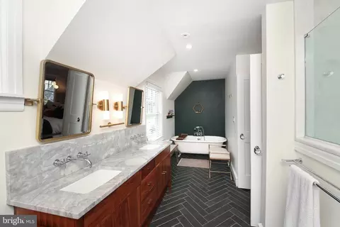 Bath - 20 Hillside Rd, Wayne, PA 19087 photo 3 of 7