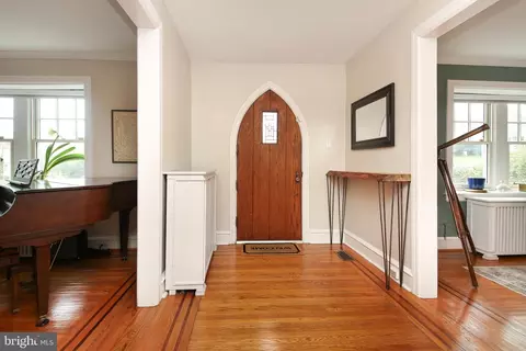 Entry Way - 20 Hillside Rd, Wayne, PA 19087 photo 2 of 4