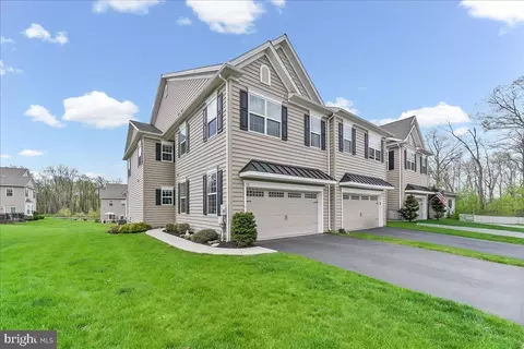 56 New Village Greene Dr, Honey Brook, PA 19344