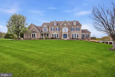 8 Deerfield Dr, Malvern, PA 19355