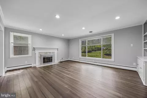 Living - 699 W Valley Rd, Wayne, PA 19087 photo 2 of 6