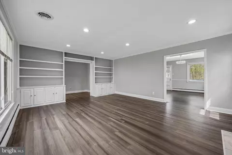 Living - 699 W Valley Rd, Wayne, PA 19087 photo 3 of 6