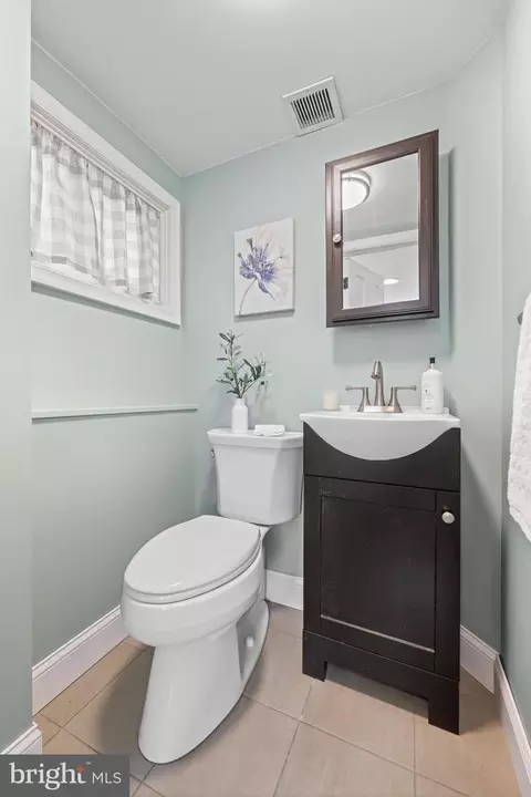 Bath - 1442 Potter Ln, Wayne, PA 19087 photo 4 of 4