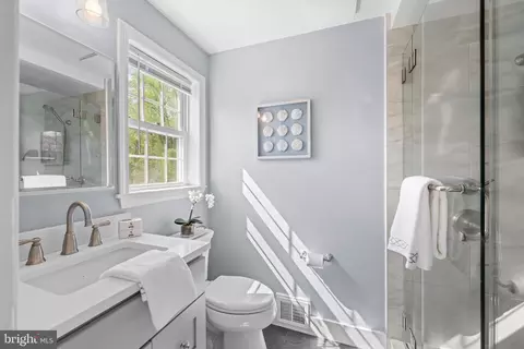 Bath - 1442 Potter Ln, Wayne, PA 19087 photo 2 of 4