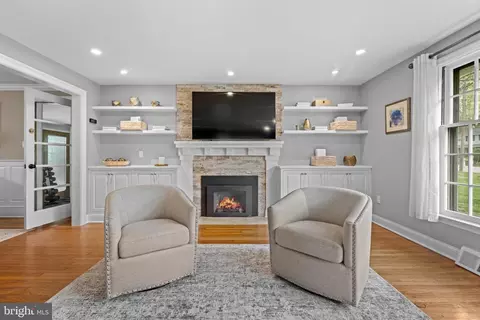 Living - 1442 Potter Ln, Wayne, PA 19087 photo 2 of 2