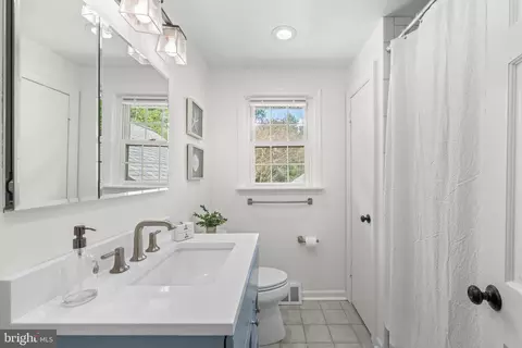 Bath - 1442 Potter Ln, Wayne, PA 19087 photo 3 of 4