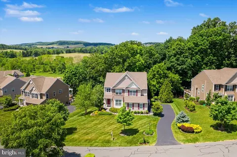 230 Ironstone Ln, Elverson, PA 19520