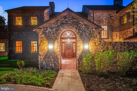 4 Summer Meadow Ln, Malvern, PA 19355