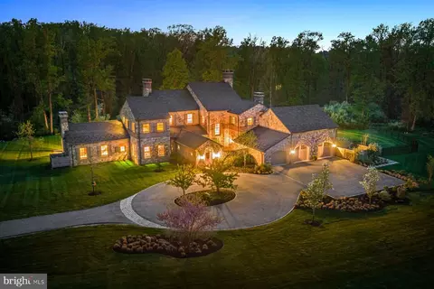 4 Summer Meadow Ln, Malvern, PA 19355