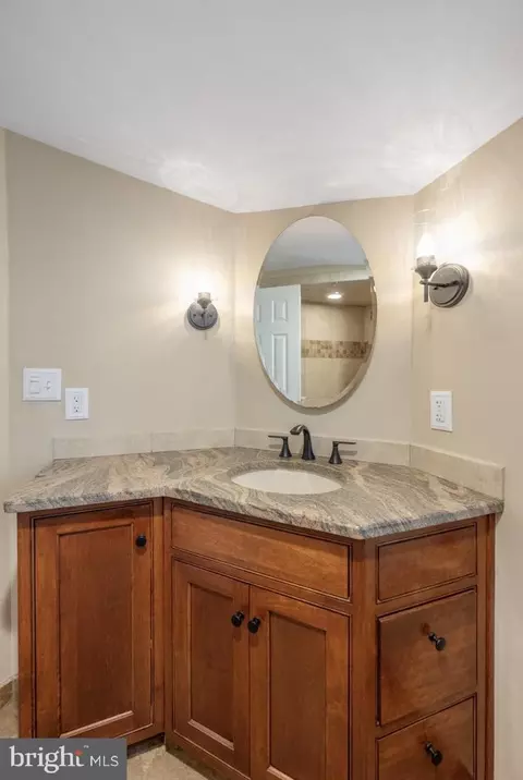 Bath - 207 Anthony Wayne Dr, Wayne, PA 19087 photo 4 of 5