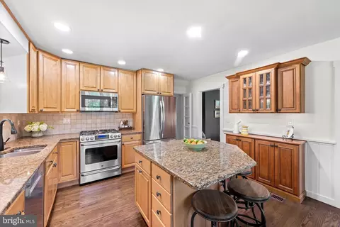 Kitchen - 207 Anthony Wayne Dr, Wayne, PA 19087 photo 2 of 3