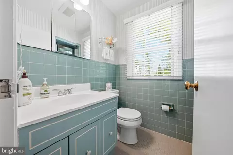 Bath - 388 Castlewood Dr, Devon, PA 19333 photo 4 of 5