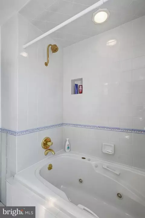 Bath - 388 Castlewood Dr, Devon, PA 19333 photo 3 of 5