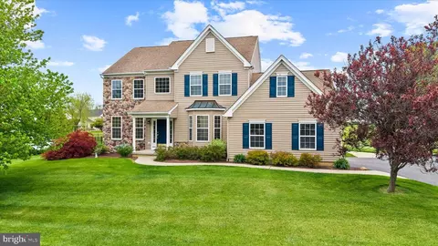 17 Allsmeer Dr, West Grove, PA 19390
