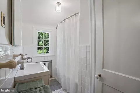 Bath - 273 Strafford Ave, Wayne, PA 19087 photo 3 of 4
