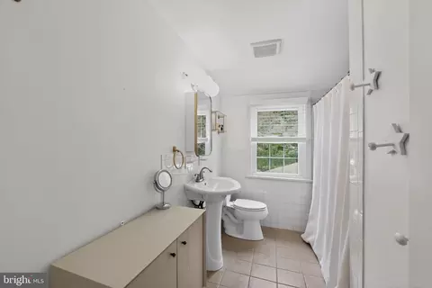 Bath - 135 Clover Hill Ln, Wayne, PA 19087 photo 4 of 4