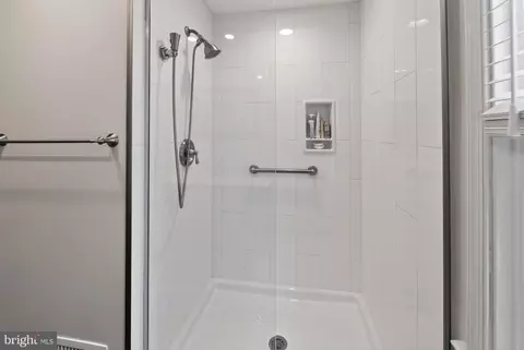 Bath - 135 Clover Hill Ln, Wayne, PA 19087 photo 3 of 4