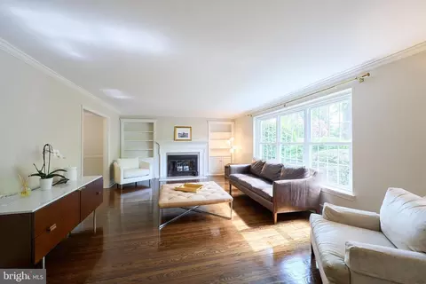 Living - 135 Clover Hill Ln, Wayne, PA 19087 photo 1 of 3